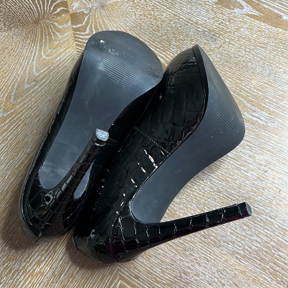 KELSI BY KELSI DAGGER Black Patent Embossed Leather Laurie Platform Pumps - Picture 10 of 11